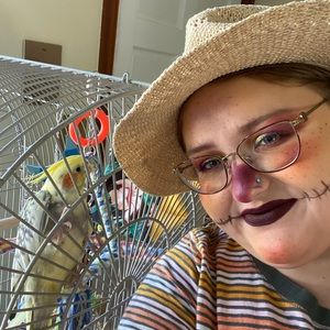 Meet your Posher, Holly